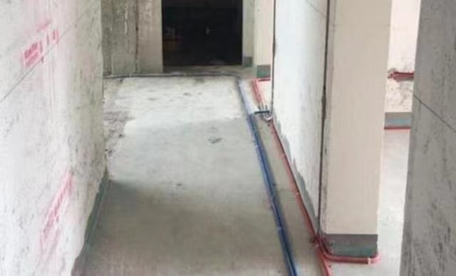 水電管排布引發(fā)分歧，師傅說維修方便，業(yè)主卻要推翻重來